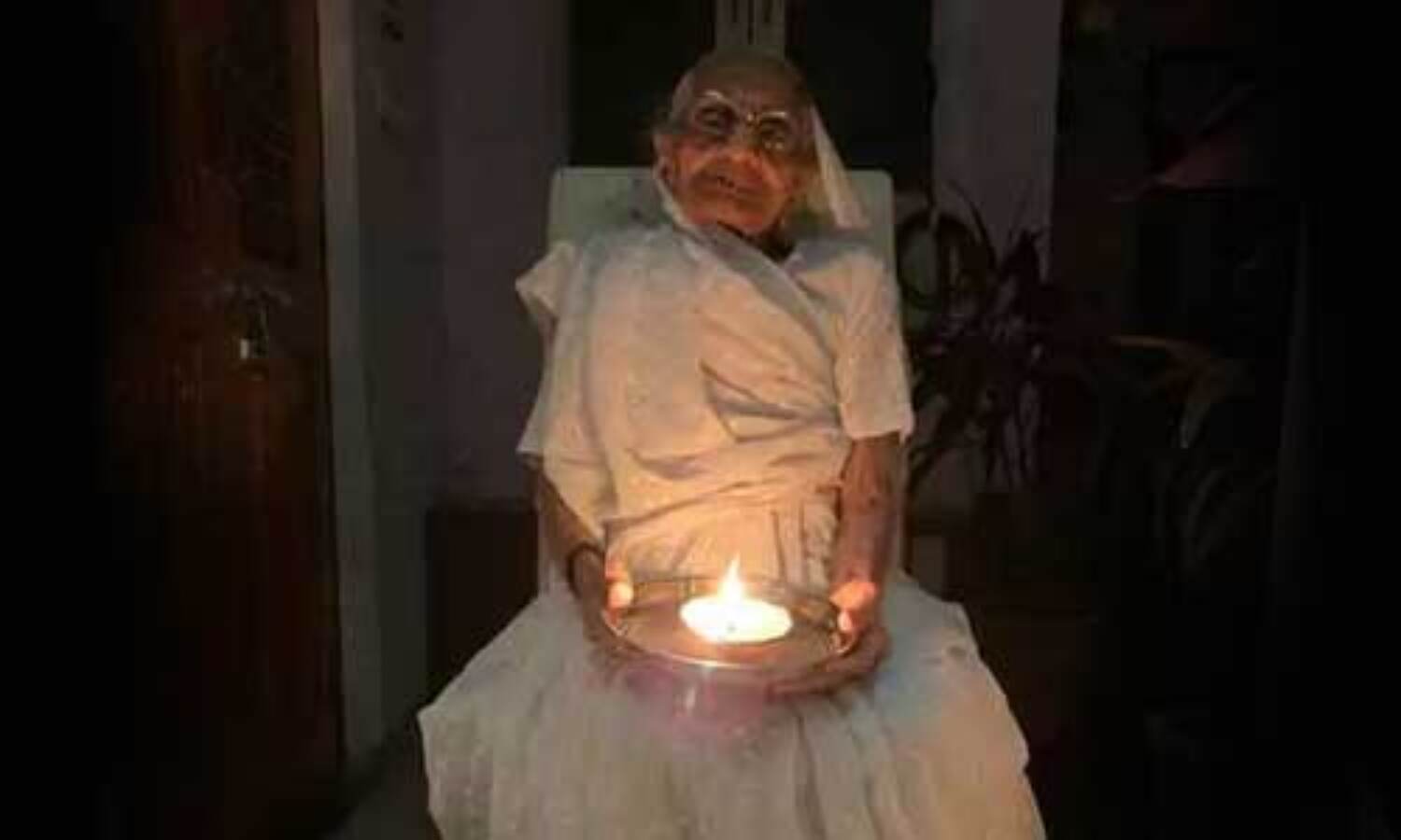 Covid-19 से जंग में एकजुटता का संदेश, प्रधानमंत्री की मां हीराबेन ने भी जलाया दीया