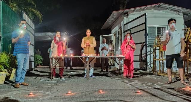 मुख्यमंत्री चौहान ने परिवार के साथ जलाये दिए, रोशन हुआ प्रदेश मुख्यमंत्री चौहान ने परिवार के साथ जलाये दिए, रोशन हुआ प्रदेश