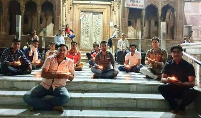 वृन्दावन : शहरवसियों ने दीप जलाकर दिया एकता का संदेश