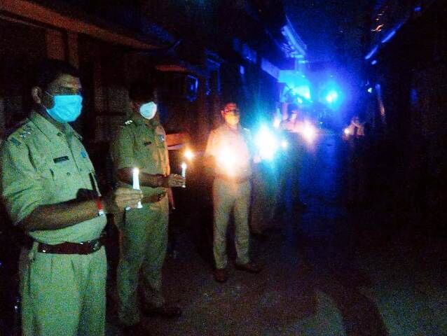 वृन्दावन : शहरवसियों ने दीप जलाकर दिया एकता का संदेश