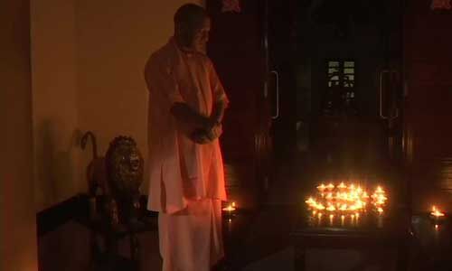 योगी आदित्यनाथ ने जलाए कोरोना के अंधकार को दूर करने के लिए दीये