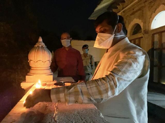 ग्वालियर : पीएम की अपील पर जगमग हुआ शहर, दीपावली सा दिखा उत्साह ग्वालियर : पीएम की अपील पर जगमग हुआ शहर, दीपावली सा दिखा उत्साह