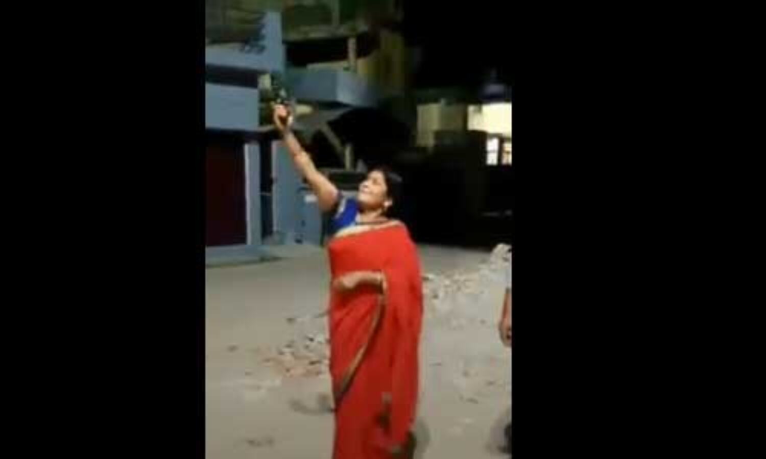 प्रधानमंत्री मोदी की दीप जलाने की अपील पर भाजपा महिला जिलाध्यक्ष ने की फायरिंग