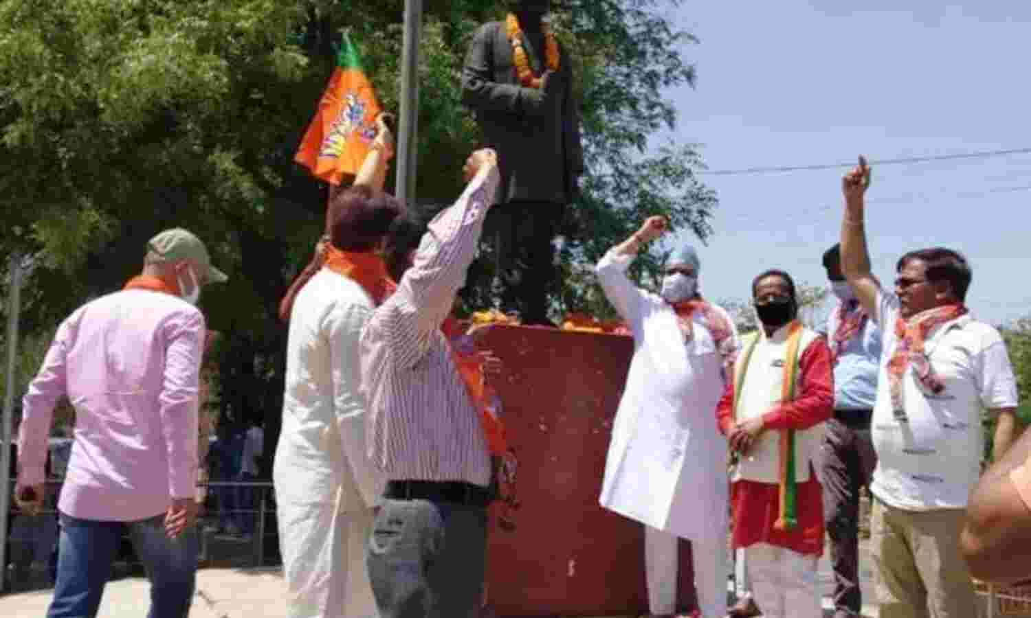 ग्वालियर : पूर्व विधायक प्रद्युमन तोमर ने पंडित दीनदयाल उपाध्याय जी की प्रतिमा पर पुष्प अर्पित किये