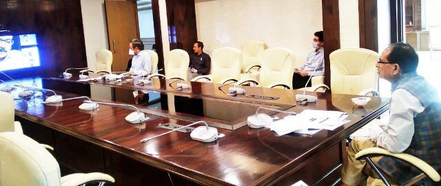 मुख्यमंत्री चौहान ने स्वास्थ्य कर्मी एवं आशा कार्यकर्ताओं का बढ़ाया हौंसला मुख्यमंत्री चौहान ने स्वास्थ्य कर्मी एवं आशा कार्यकर्ताओं का बढ़ाया हौंसला