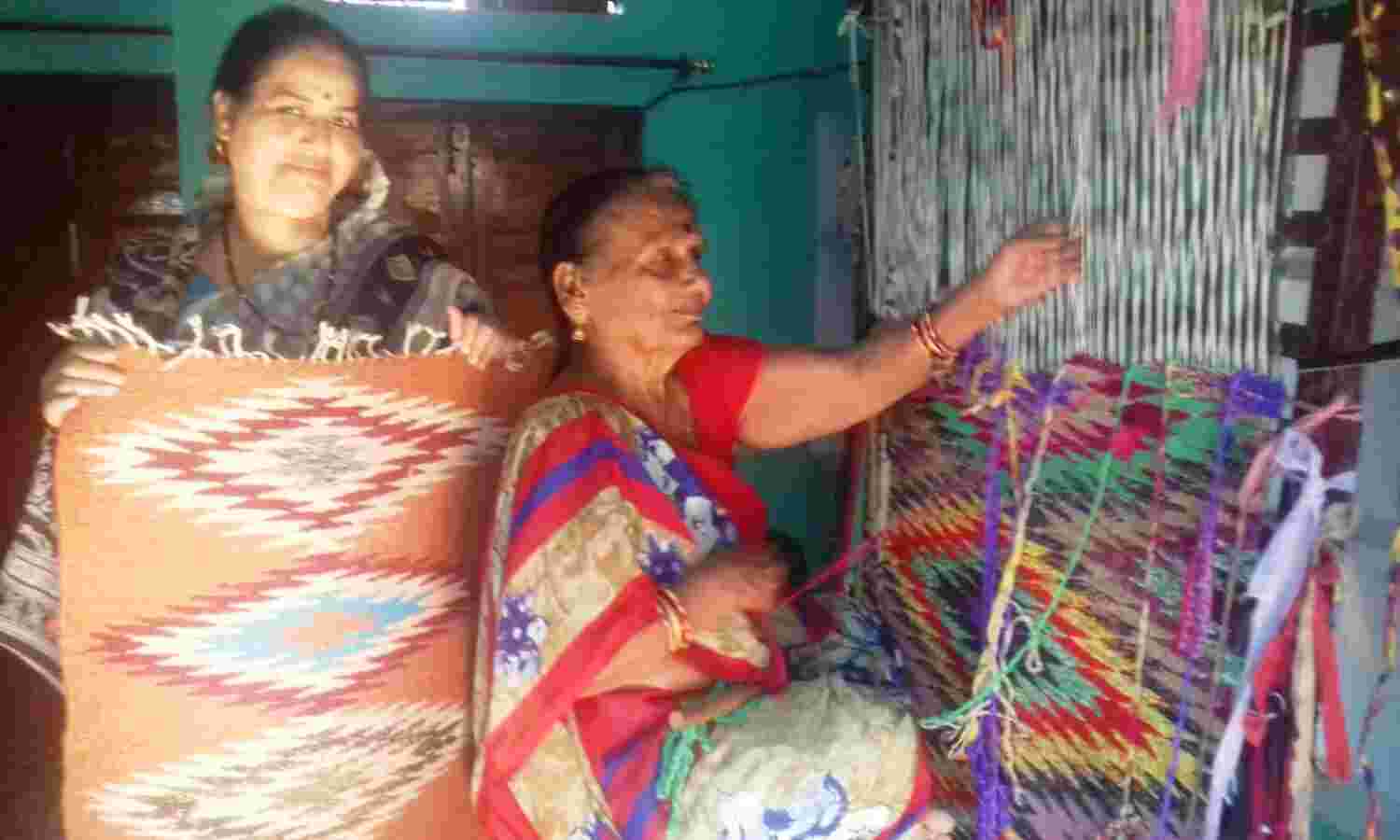 पुराने कपड़े एवं साड़ियों से दरी बनाकर शांति देवी सोनी कर रहीं लॉकडाउन का सदुपयोग