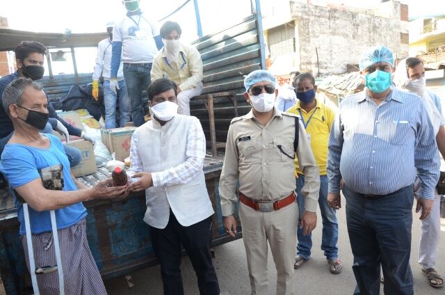 लॉकडाउन : ग्वालियर में शुरू हुई डोर टू डोर चलित सुपर मार्केट लॉकडाउन : ग्वालियर में शुरू हुई डोर टू डोर चलित सुपर मार्केट