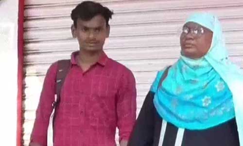 50 वर्षीय मां ने लॉकडाउन में फंसे जिगर टुकड़े को बचाया, पढ़े पूरी खबर 50 वर्षीय मां ने लॉकडाउन में फंसे जिगर टुकड़े को बचाया, पढ़े पूरी खबर