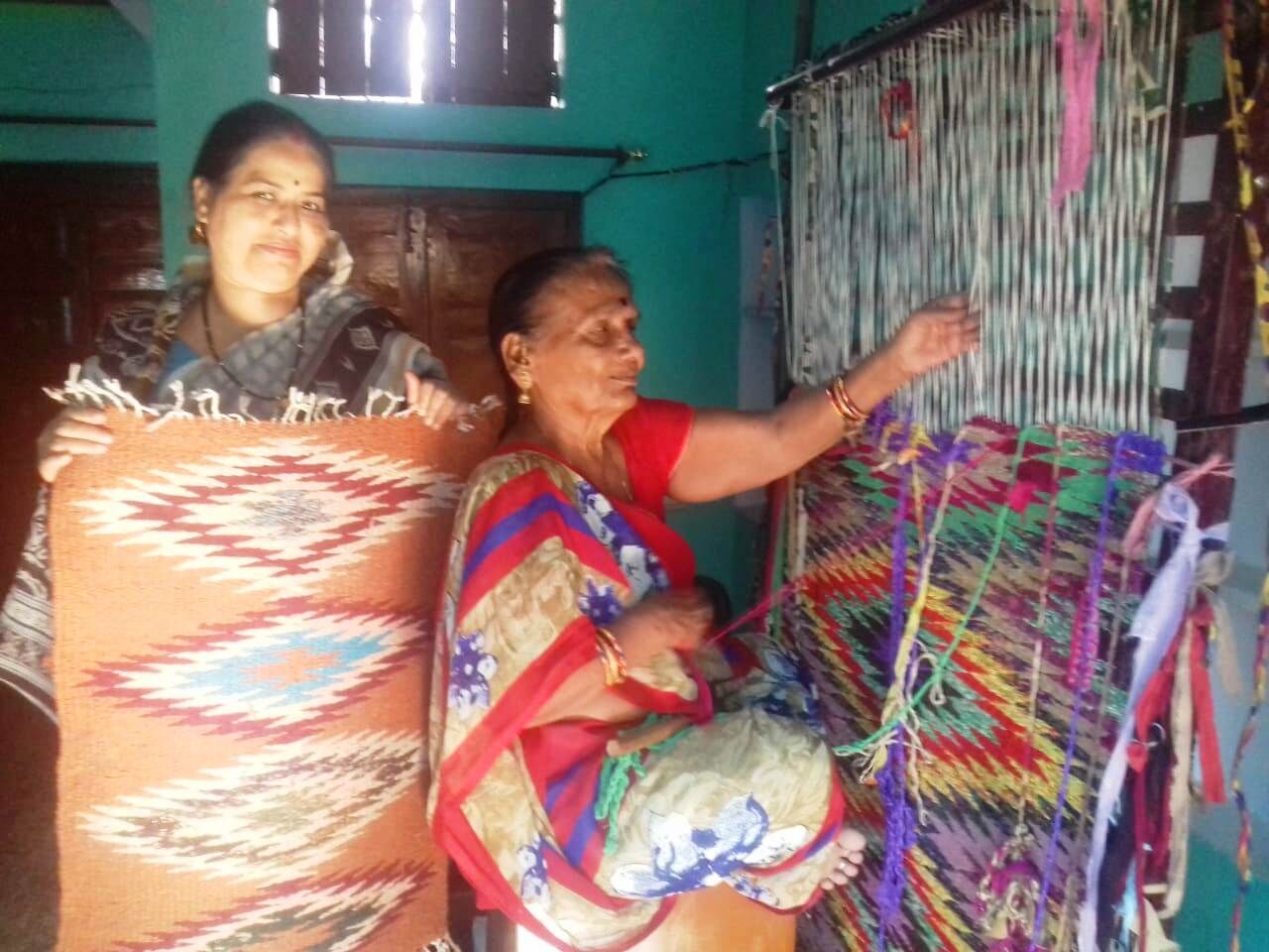 पुराने कपड़े एवं साड़ियों से दरी बनाकर शांति देवी सोनी कर रहीं लॉकडाउन का सदुपयोग