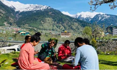पहाड़ों के बीच परिवार संग ताश खेलकर समय बिता रही हैं कंगना रनौत
