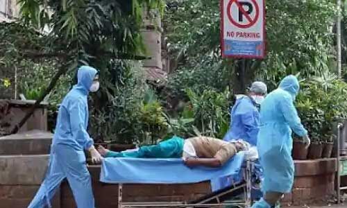 कोरोना : अस्पताल के गेट पर घंटों तड़पता रहा बाद में हो गई मौत