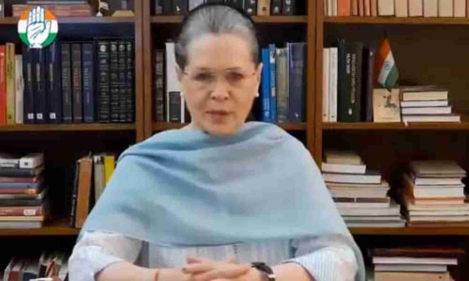 सोनिया ने कहा - केंद्र के फैसलों ने ही पहले से आत्मनिर्भर मजदूरों को बनाया बेबस