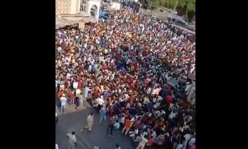 मुंबई में लॉकडाउन की उड़ाई धज्जियां, घर जाने बांद्रा स्टेशन पर जुटे हजारों लोग