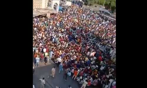 मुंबई में लॉकडाउन की उड़ाई धज्जियां, घर जाने बांद्रा स्टेशन पर जुटे हजारों लोग