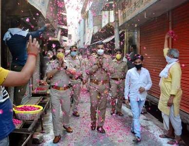 वृंदावन: पुलिस टीम पर पुष्प वर्षा कर जनता ने किया स्वागत वृंदावन: पुलिस टीम पर पुष्प वर्षा कर जनता ने किया स्वागत