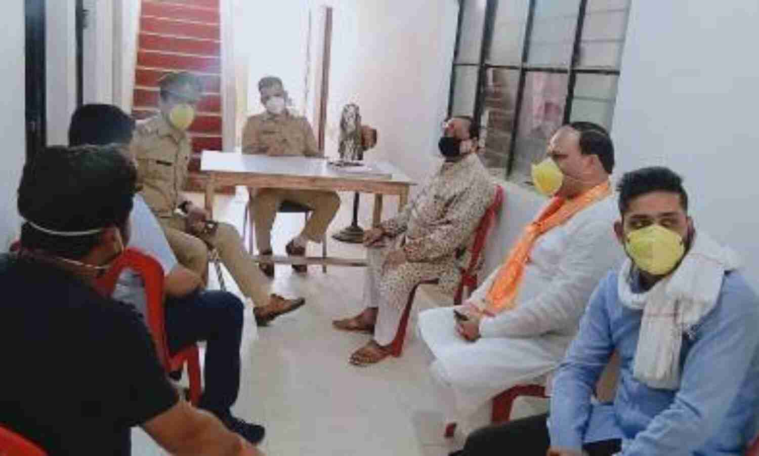 वृन्दावन : समाज सेवियों ने आम जनों को कोरोना संक्रमण की दी जानकारी