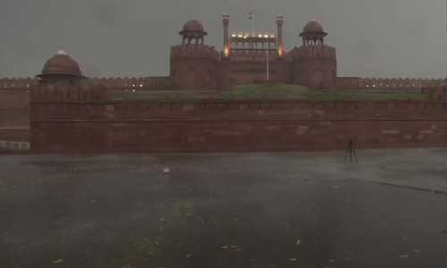 दिल्ली में फिर बदला मौसम का मिजाज, तेज हवा के साथ आई बारिश, कुछ जगहों पर गिरे ओले दिल्ली में फिर बदला मौसम का मिजाज, तेज हवा के साथ आई बारिश, कुछ जगहों पर गिरे ओले