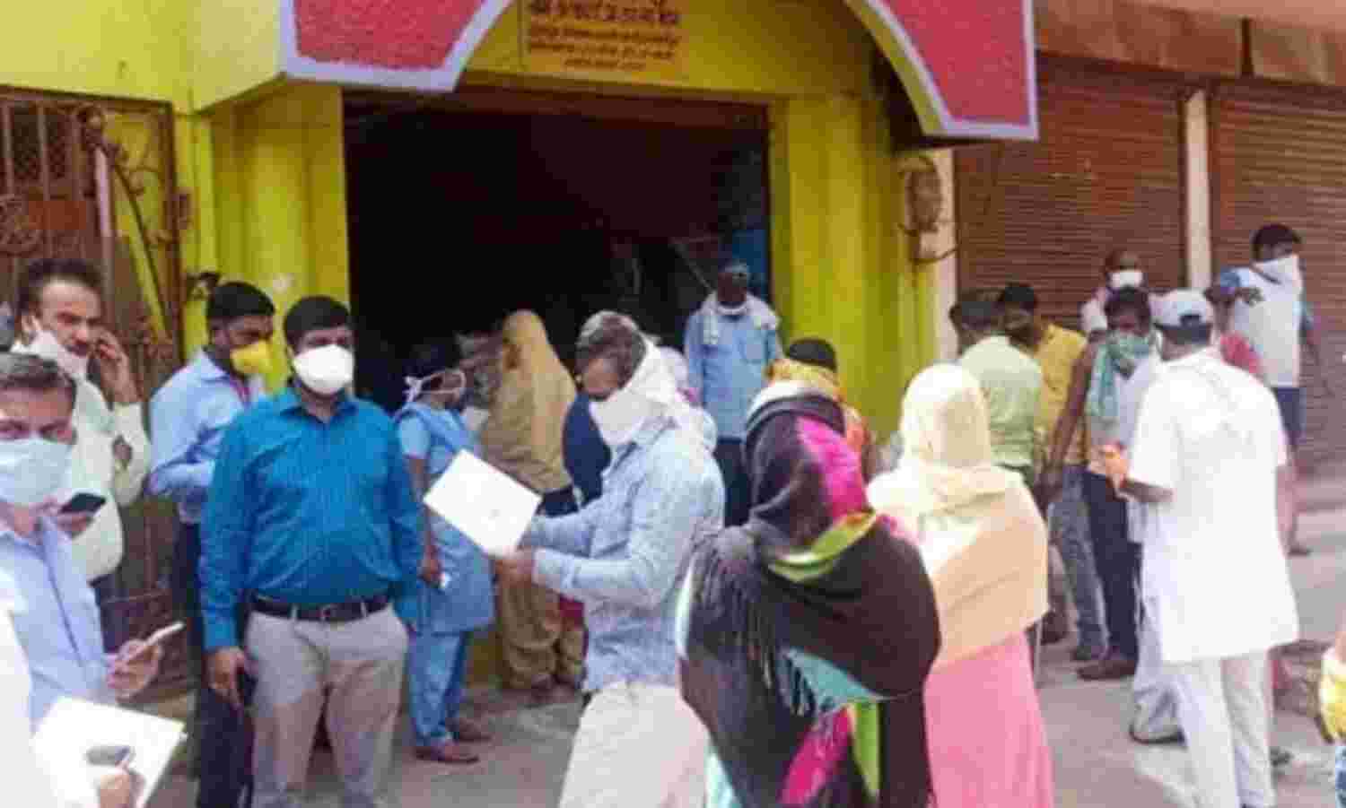 ग्वालियर : कलेक्टर ने दुकानों पर किया आटे के पैकेट का निरीक्षण ग्वालियर : कलेक्टर ने दुकानों पर किया आटे के पैकेट का निरीक्षण