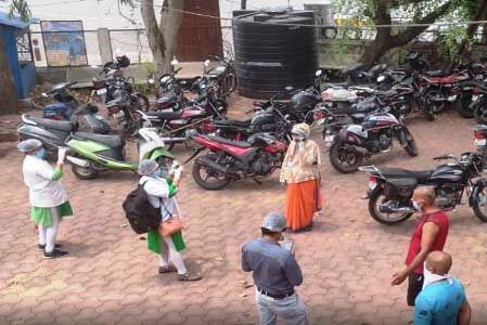 इंदौर : कोरोना योद्धाओं पर एक बार फिर हमला, पत्थर फेंके, मोबाइल तोड़ा इंदौर : कोरोना योद्धाओं पर एक बार फिर हमला, पत्थर फेंके, मोबाइल तोड़ा