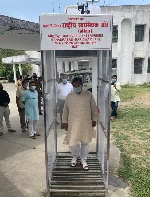 हरिद्वार : राष्ट्रीय स्वयंसेवक संघ ने एसएसपी कार्यालय में लगाया सेनेटाइजर बूथ