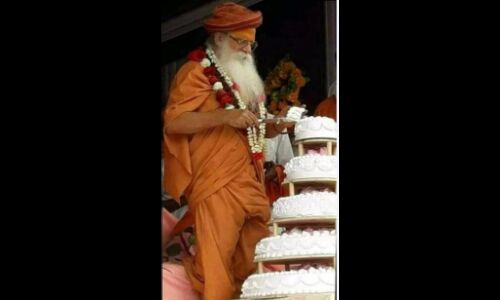 गुरु शरणानंद महाराज पाश्चात्य संस्कृति की परंपरा के अनुसार केक काटकर अपना जन्मदिन मना रहे हैं।