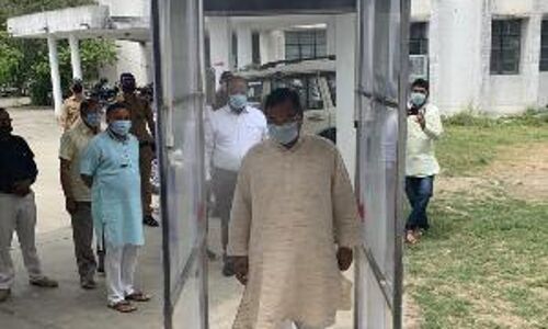 हरिद्वार : राष्ट्रीय स्वयंसेवक संघ ने एसएसपी कार्यालय में लगाया सेनेटाइजर बूथ