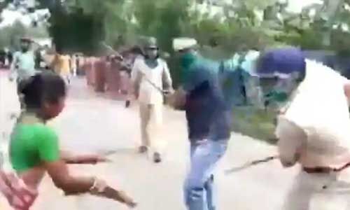 बंगाल में लॉकडाउन के बीच राशन बंटवारे पर बवाल, पुलिस ने महिला को दौड़ा-दौड़ाकर पीटा, देखें वीडियो