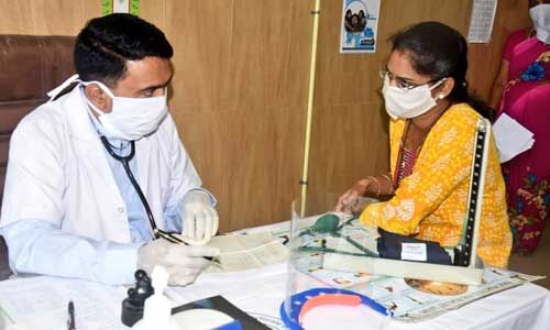 गोवा के सीएम अपने जन्मदिन पर बने कोरोना वॉरियर्स, सरकारी अस्पताल में मरीजों को लिखी दवा