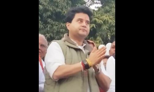 सिंधिया ने कोरोना के खिलाफ जंग जीते आरक्षक का बढ़ाया हौसला सिंधिया ने कोरोना के खिलाफ जंग जीते आरक्षक का बढ़ाया हौसला