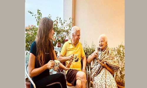 कोरोना से जंग जीतने के बाद कनिका कपूर ने माता-पिता संग शेयर की पहली तस्वीर