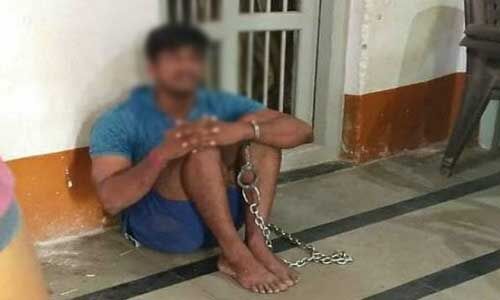कर्नाटक में कोबरा कमांडो को जंजीर से बांधकर पुलिस स्टेशन में रखा और पीटा