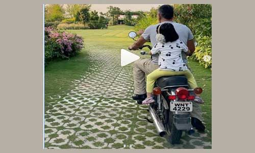 लॉकडाउन में बेटी जीवा के साथ बाइक पर दिखे कुछ इस अंदाज में