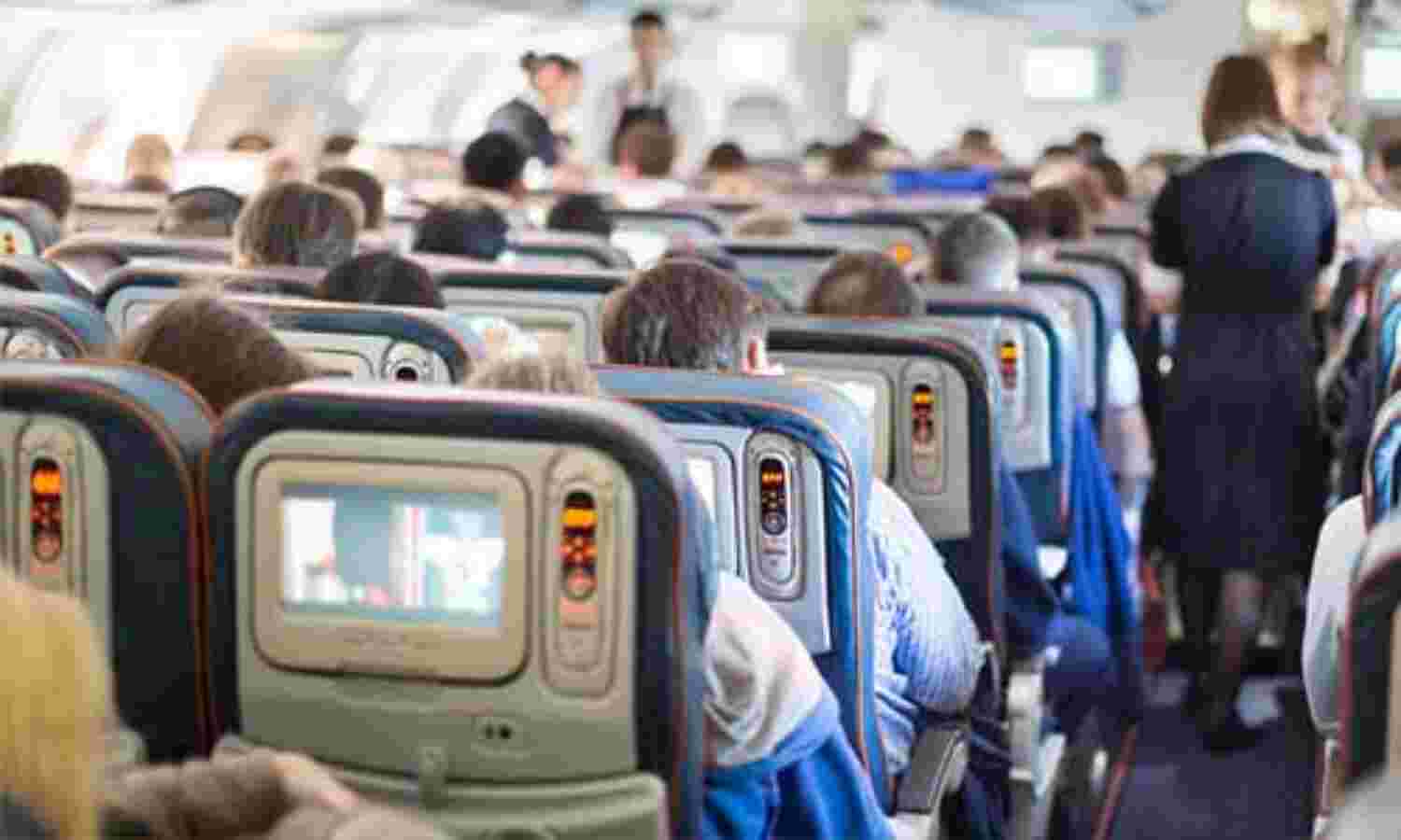 प्लेन में सोशल डिस्टेंसिंग पड़ेगी महंगी, जानें