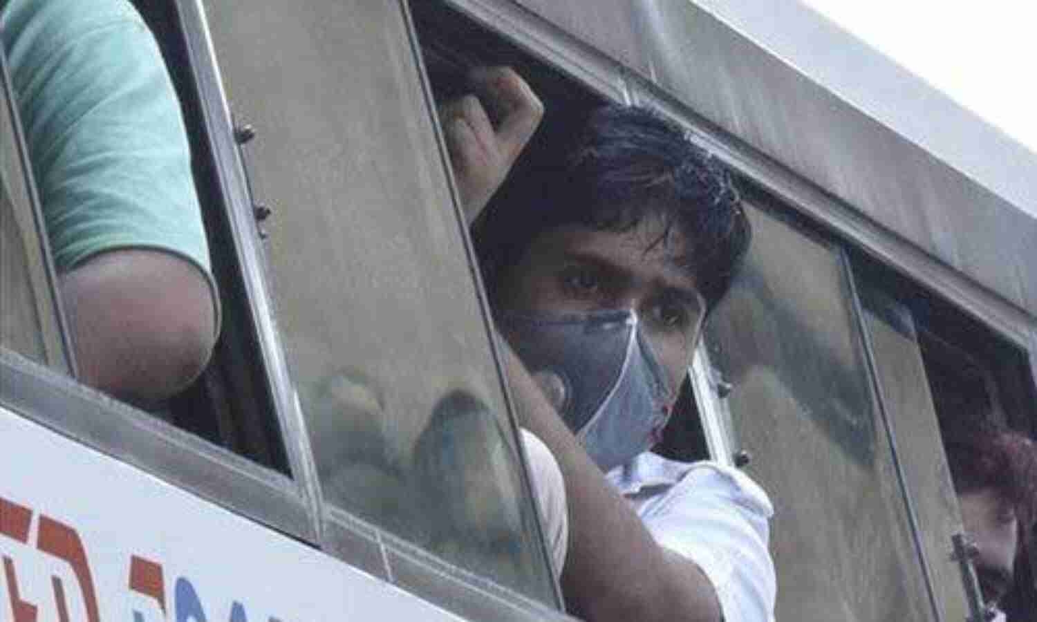 कोरोना लॉकडाउन में फंसे मजदूरों, छात्रों को सरकार ने दी घर जाने की छूट