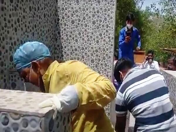 ग्वालियर : पूर्व मंत्री ने बेटे को सीख देने कराया श्रमदान, साफ किया शौचालय