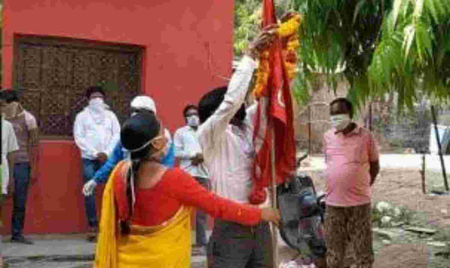 ग्वालियर : मई दिवस पर सीटू ने फहराया झंडा, किया रक्तदान