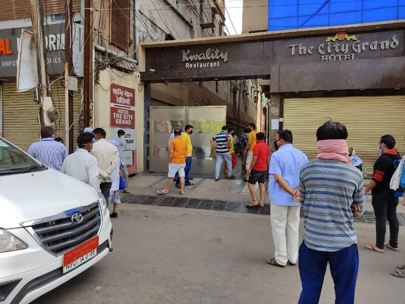 सिटी ग्रैंड होटल में क्वारंटाइन करने के दौरान शान्ति मोहन रेसीडेंसी के निवासियों ने किया विरोध सिटी ग्रैंड होटल में क्वारंटाइन करने के दौरान शान्ति मोहन रेसीडेंसी के निवासियों ने किया विरोध