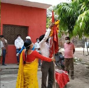 ग्वालियर : मई दिवस पर सीटू ने फहराया झंडा, किया रक्तदान