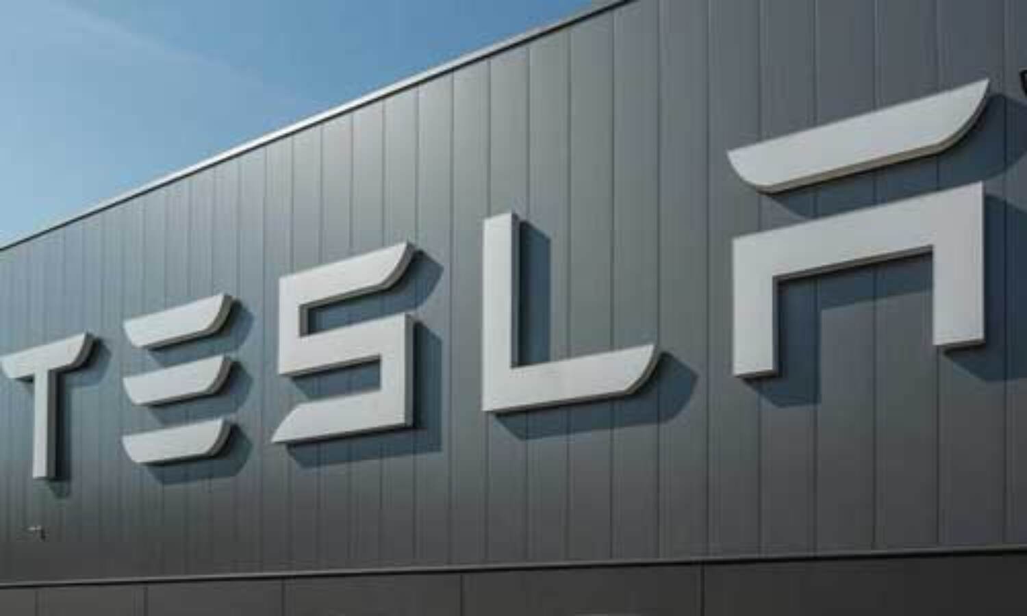टेसला को लगा बड़ा झटका, आधे घंटे में 1 लाख करोड़ स्वाहा