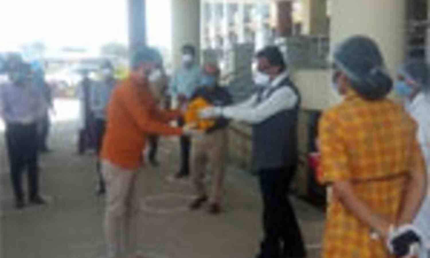 देवास : 11 मरीज कोरोना को हराकर घर लौटे