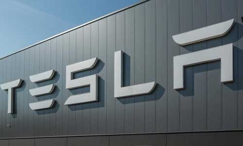 टेसला को लगा बड़ा झटका, आधे घंटे में 1 लाख करोड़ स्वाहा
