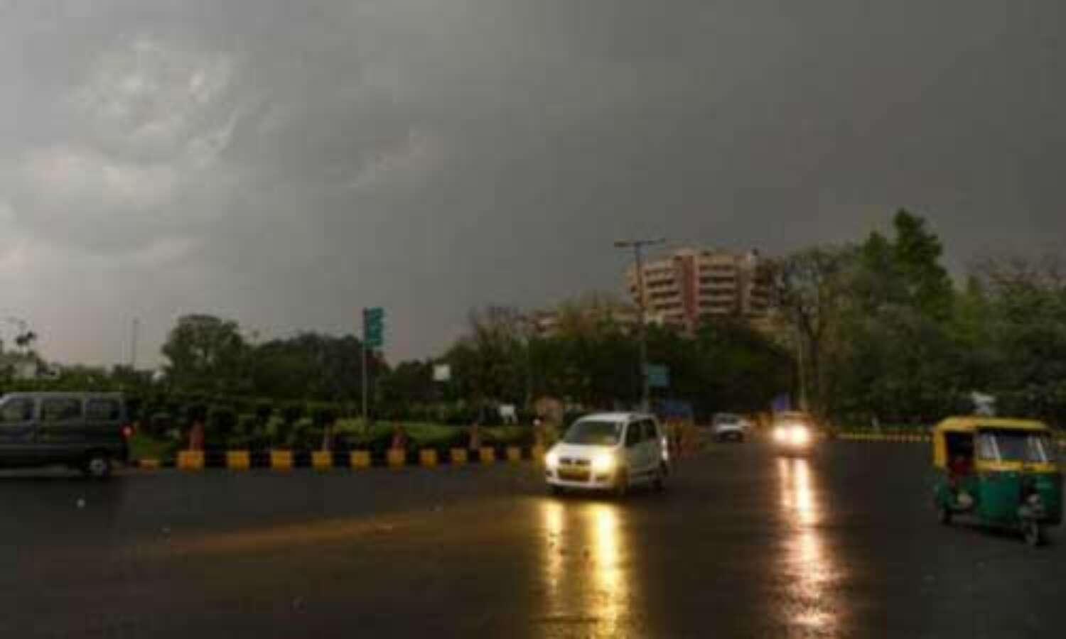 दिल्ली में बारिश से तापमान में आई गिरावट, अगले चार दिनों तक तेज हवा की चेतावनी