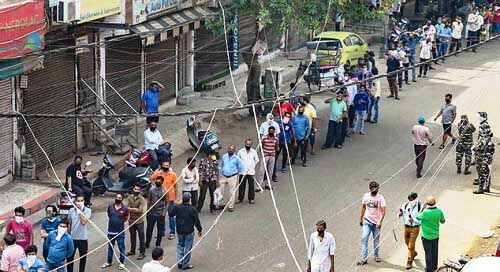 लॉकडाउन में मिली छूट के बाद शराब की दुकानों पर उमड़ी भीड़, केंद्रीय मंत्री ने कहा ढील कम, सख्ती हो ज्यादा