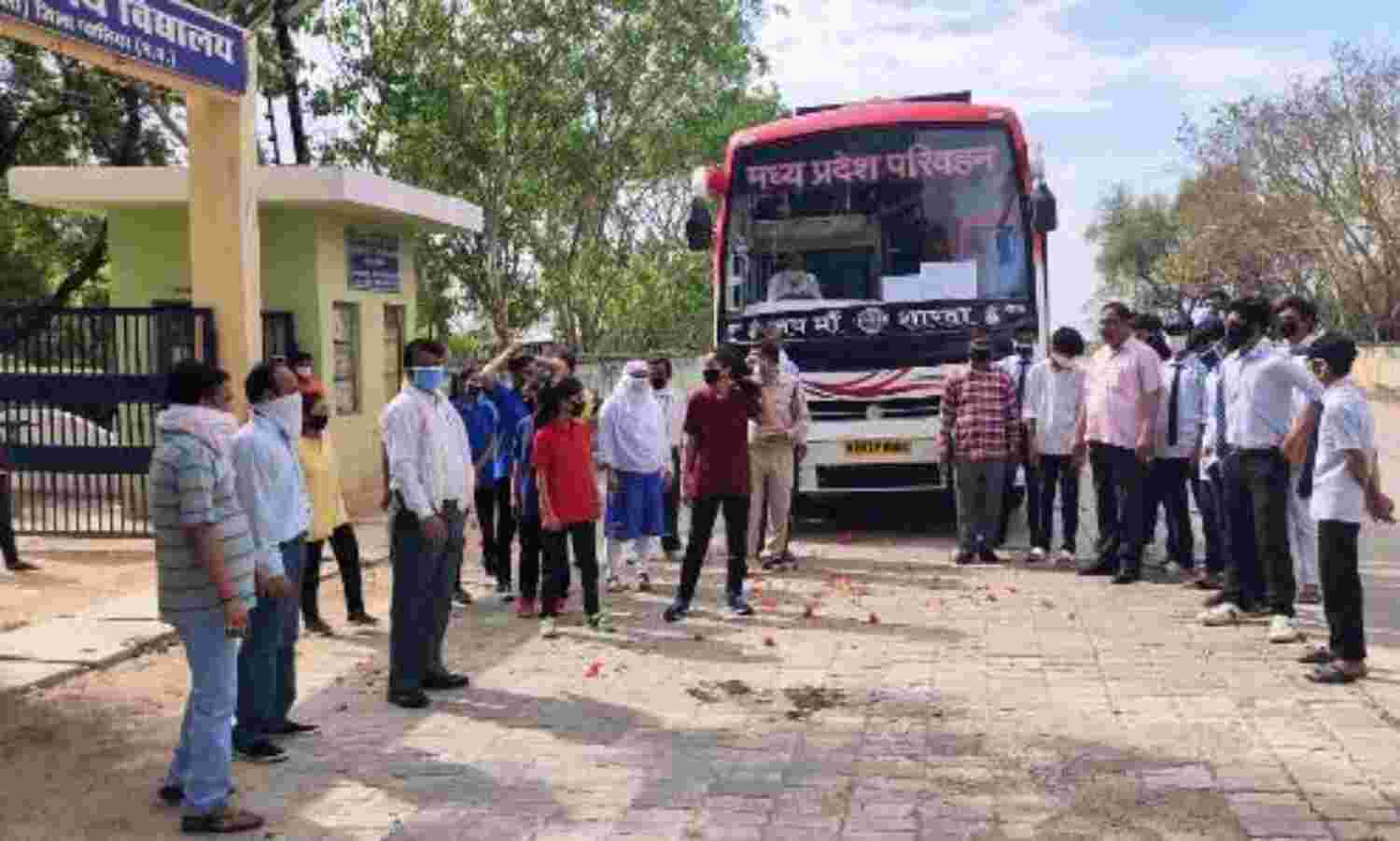 ग्वालियर : सांसद शेजवलकर के प्रयासों से छात्रों की होगी गृह वापसी ग्वालियर : सांसद शेजवलकर के प्रयासों से छात्रों की होगी गृह वापसी