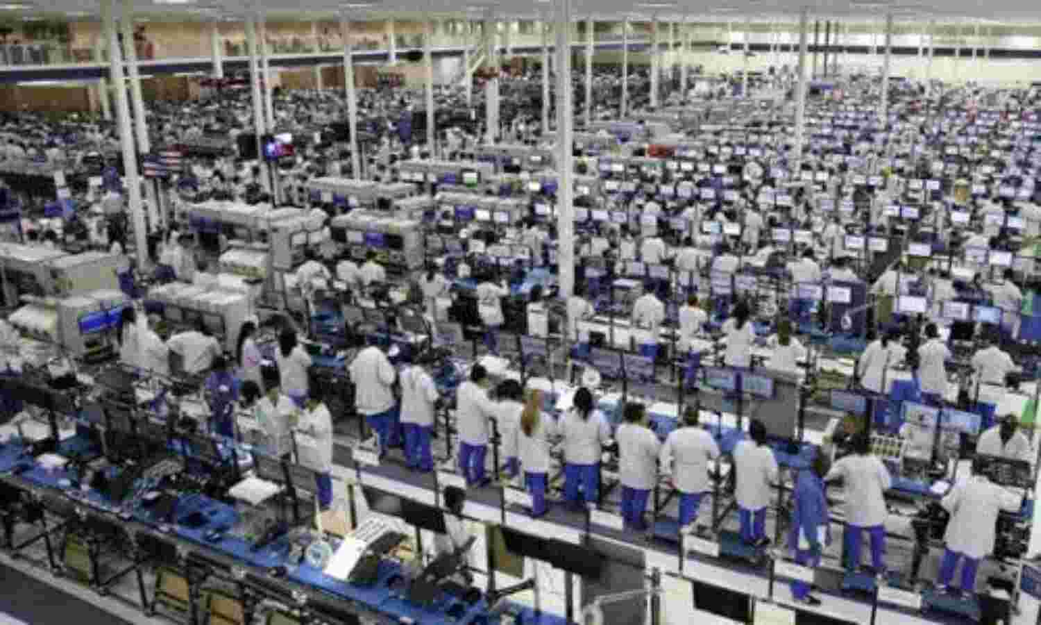 नोएडा में रेडिमेड कपड़ों की फैक्ट्रियों को चलाने की मंजूरी, 12 सौ करोड़ का ऑर्डर मिला