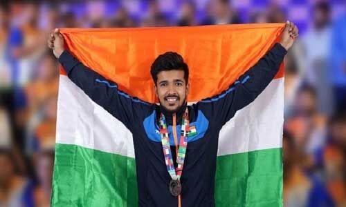 Covid-19 से लड़ाई में शिवम ठाकुर ने दान की अपनी तीन साल की सैलरी