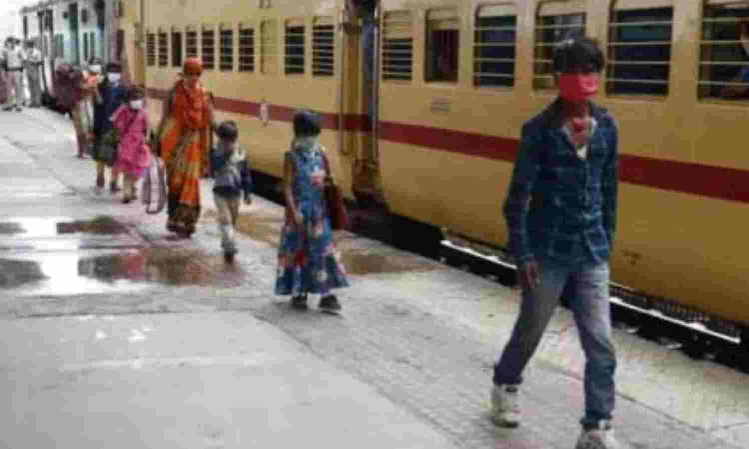 कोरोना पर त्यौहारी उत्साह भारी, डेढ़ गुना किराए के बावजूद ट्रेनों में जगह नहीं    -