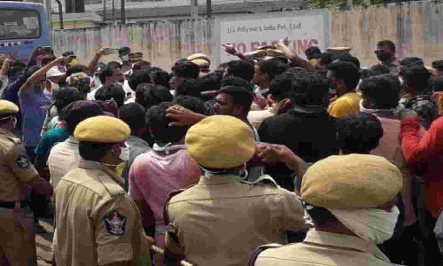 विशाखापट्टनम गैस लीक : एंबुलेंस को रोक कर सड़क पर शवों के साथ प्रदर्शन, कंपनी बंद करने की मांग