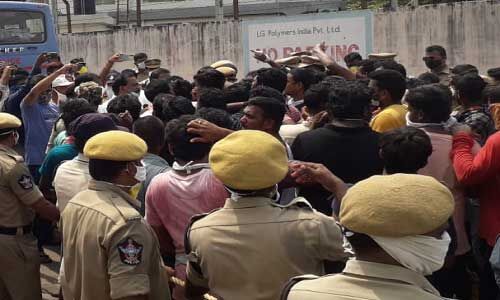 विशाखापट्टनम गैस लीक : एंबुलेंस को रोक कर सड़क पर शवों के साथ प्रदर्शन, कंपनी बंद करने की मांग