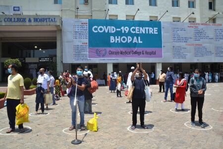 भोपाल : 4 पुलिसकर्मियों एवं एक डॉक्टर सहित 54 लोगों की रिपोर्ट आई पॉजिटव, 39 स्वस्थ होकर घर लौटे भोपाल : 4 पुलिसकर्मियों एवं एक डॉक्टर सहित 54 लोगों की रिपोर्ट आई पॉजिटव, 39 स्वस्थ होकर घर लौटे